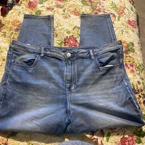 Light washed blue stretchy jeans